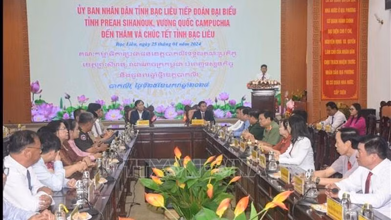 Руководители Народного комитета провинции Баклиеу принимает делегацию провинции Прэасианук. Фото: ВИА