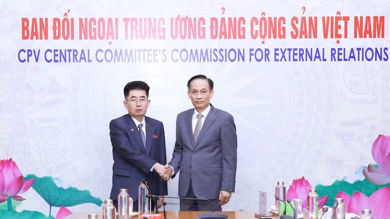 Товарищ Ле Хоай Чунг (справа) и товарищ Ким Сон Нам. Фото: ВИА