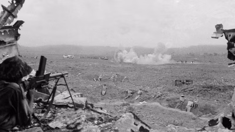 Наши штурмовые части под командованием военного героя Нгуен Куок Чи атакуют аэродром Мыонгтхань. Фото: ВИА