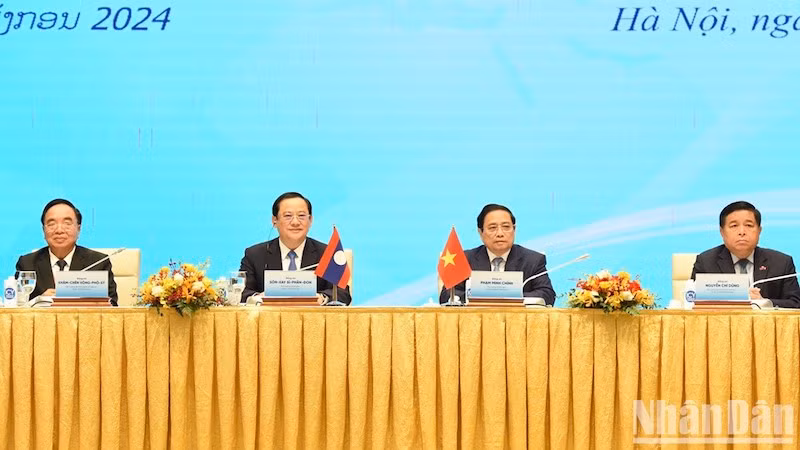 Премьер-министр Фам Минь Тьинь и Премьер-министр Сонесай Сипхандон на конференции. Фото: Чан Хай