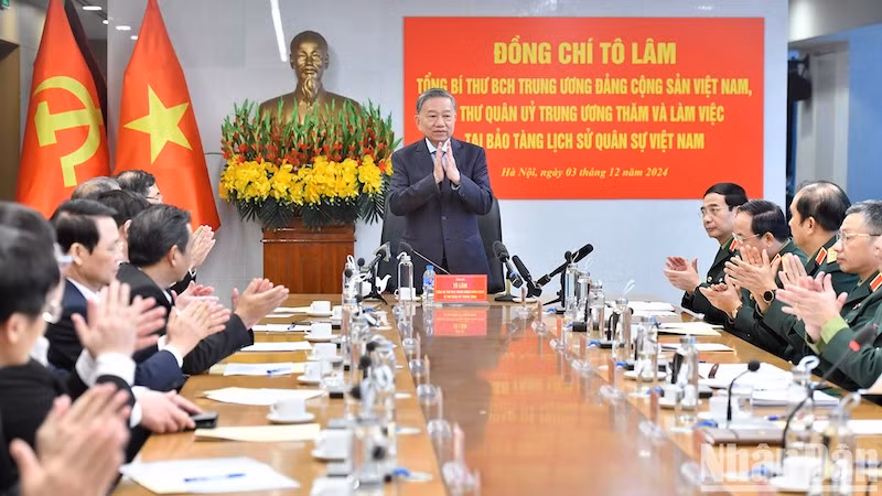 Генеральный секретарь ЦК КПВ То Лам выступает на встрече.