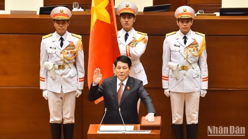 Товарищ Лыонг Кыонг принимает присягу на церемонии вступления в должность Президента Вьетнама. Фото: Тхюи Нгуен