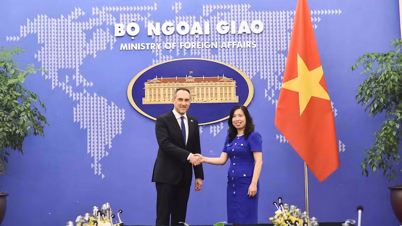 Замминистра иностранных дел Ле Тхи Тху Ханг и глава COASI Михал Сафьяник. Фото: baoquocte.vn