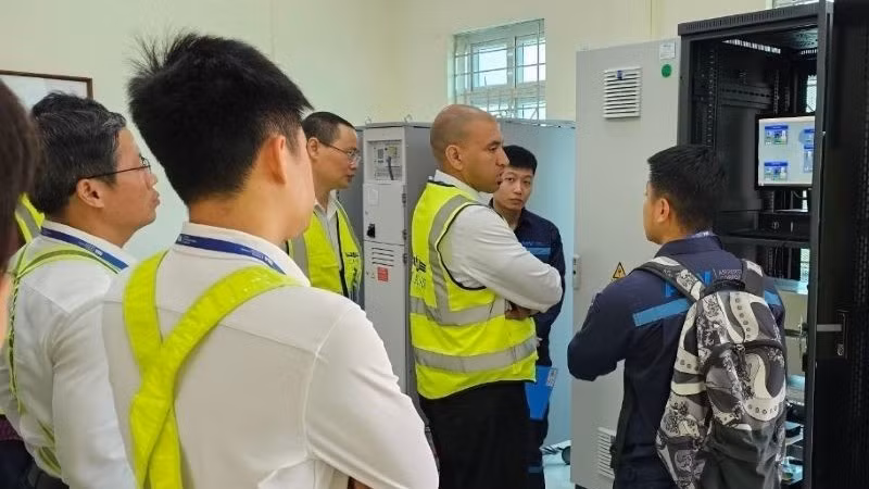 Инспектор ИКАО проводит проверку в аэропорту Нойбай.