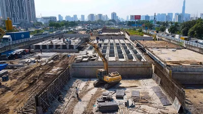 Осуществляется строительство кругового перекрестка Анфу в г. Хошимине. Фото: Минь Куан