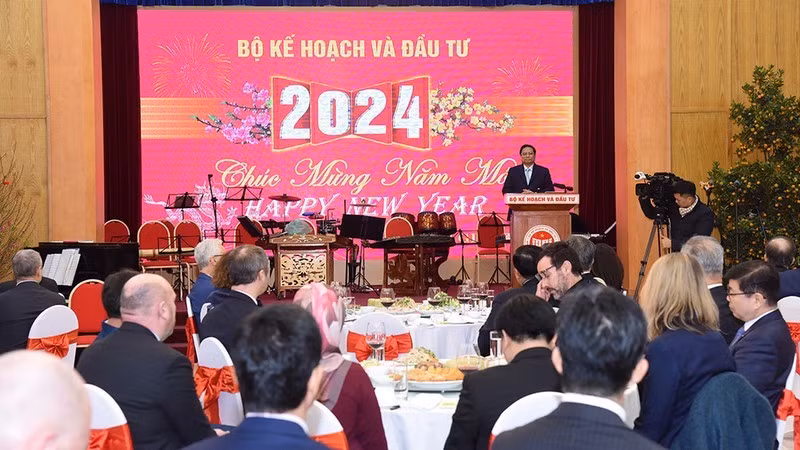 Премьер-министр Фам Минь Тьинь выступает на встрече. Фото: Чан Хай