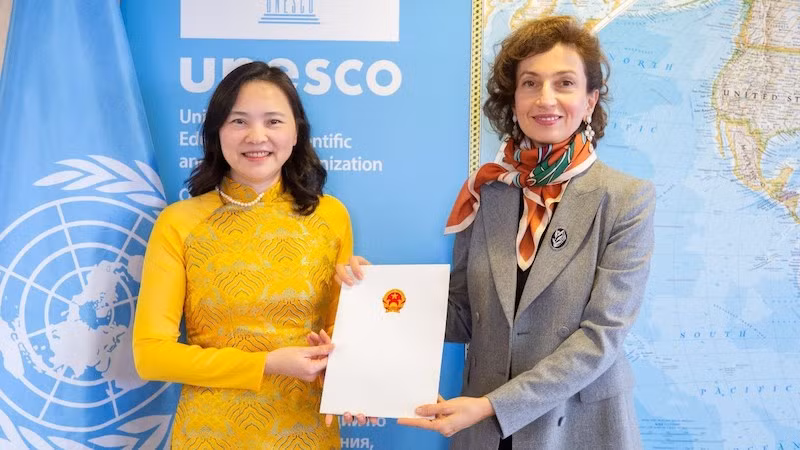 Посол, глава постоянной миссии Вьетнама при ЮНЕСКО Нгуен Тхи Ван Ань и Генеральный директор ЮНЕСКО Одрэ Азуле. Фото: ВИА