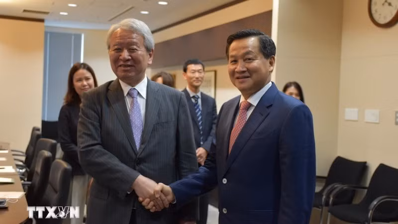 Вице-премьер Ле Минь Кхай и Председатель JICA Танака Акихико. Фото: ВИА