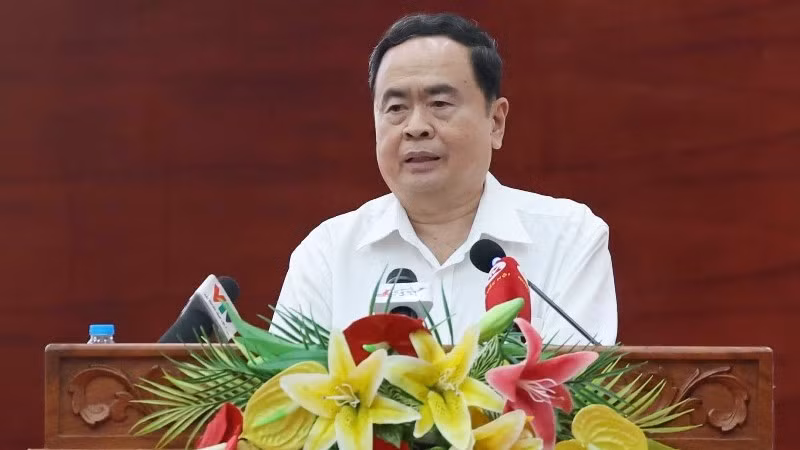 Председатель НС Чан Тхань Ман выступает на встрече.