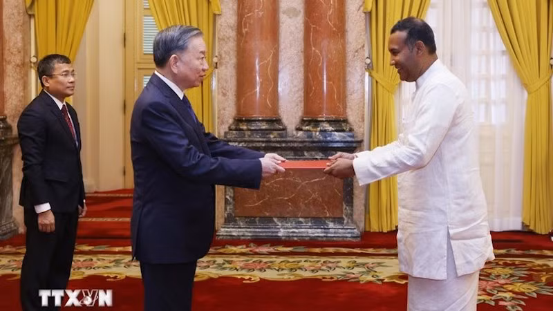 Посол Шри-Ланки Пошита Перера вручает верительные грамоты Генеральному секретарю ЦК КПВ, Президенту То Ламу. Фото: ВИА