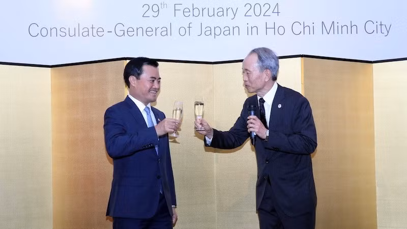 Зампредседателя Народного комитета г. Хошимина Буй Суан Кыонг и Генеральный консул Японии в г. Хошимине Оно Масуо. Фото: ВИА