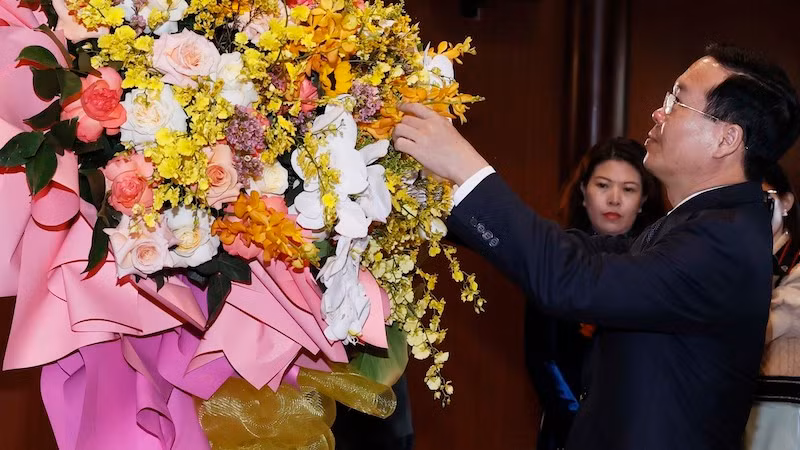 Президент Во Ван Тхыонг возлагает цветы в память о Генеральном секретаре ЦК КПВ Ле Хонг Фонге. Фото: ВИА