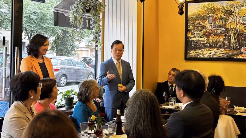 Замминистра иностранных дел Ха Ким Нгок выступает на встрече. Фото: baoquocte.vn