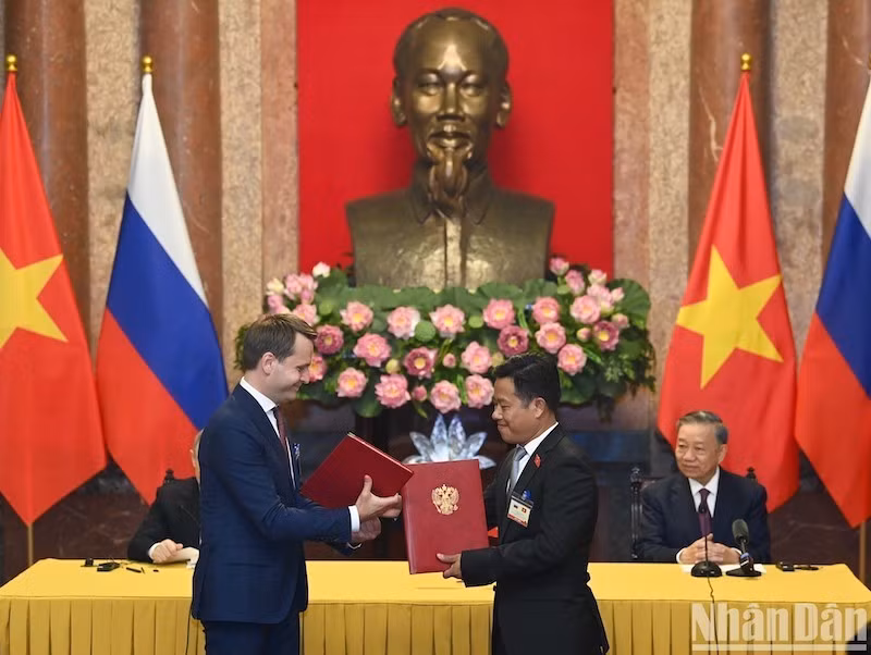 Церемония обмена документами соглашения о сотрудничестве между Ханойским государственным университетом и Дальневосточным федеральным университетом.