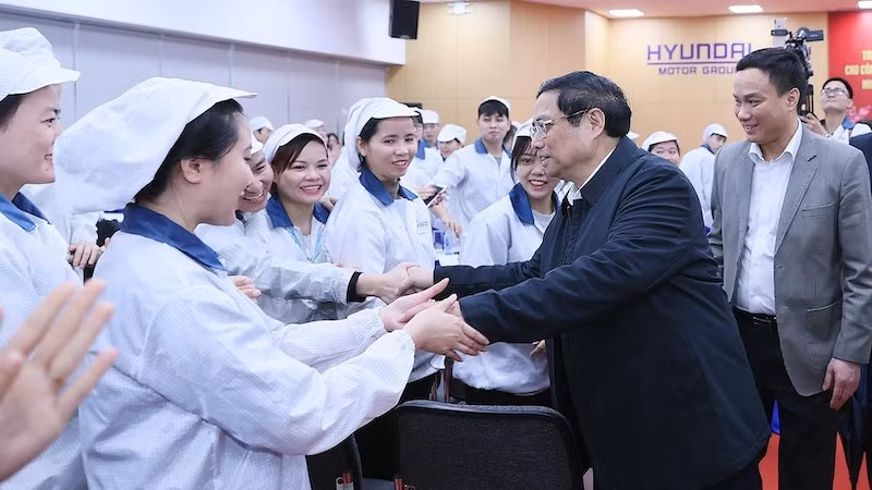 Премьер-министр Фам Минь Тьинь встречается с рабочими в провинции Хайзыонг. Фото: ВИА