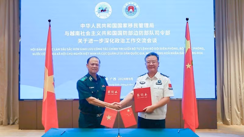 Товарищ Нгуен Ань Туан (слева) и товарищ Ли Цзюньцзе на переговорах