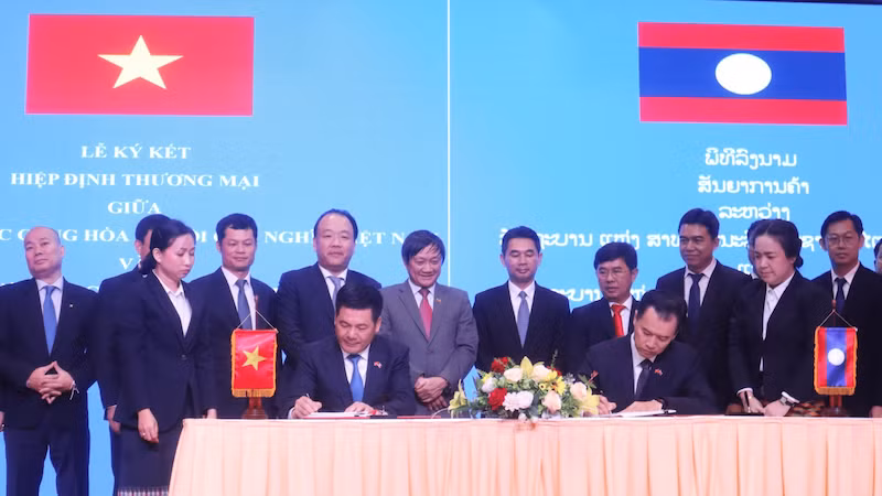 Церемония подписания нового торгового соглашения между Вьетнамом и Лаосом. Фото: moit.gov.vn