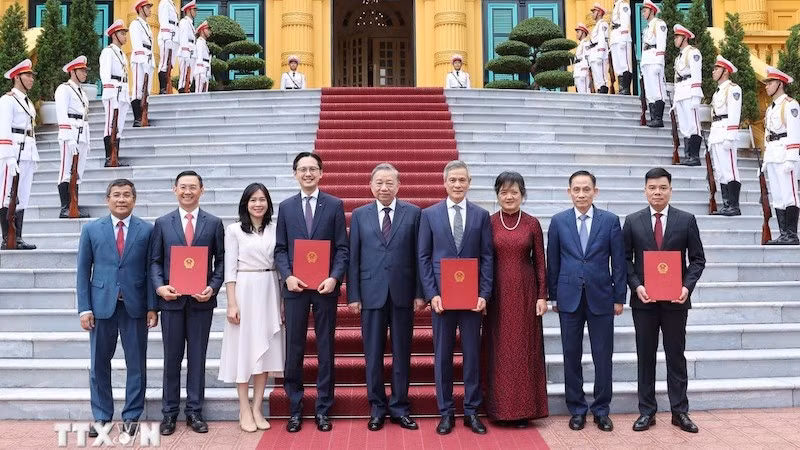 Генеральный секретарь ЦК КПВ, Президент То Лам и назначенные Послы. Фото: ВИА