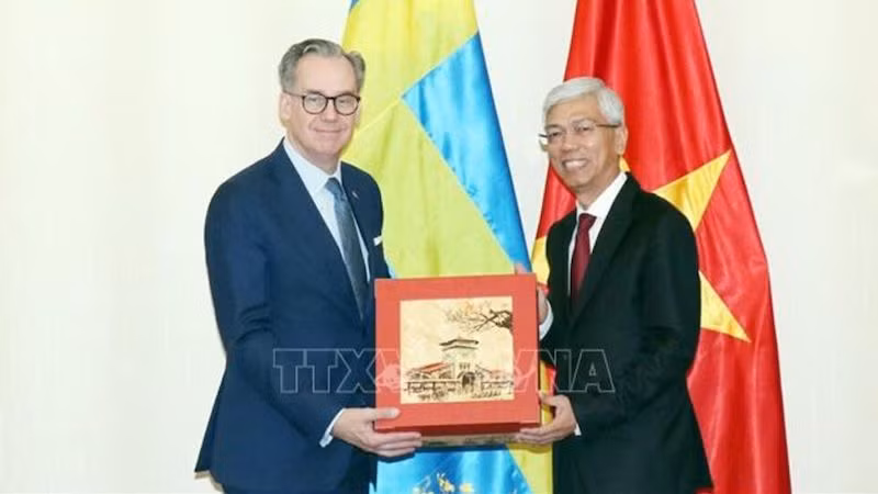 Зампредседателя народного комитета г. Хошимина Во Ван Хоан и Замминистра международного сотрудничества в целях развития и внешней торговли Швеции Хокан Еврелл. Фото: ВИА