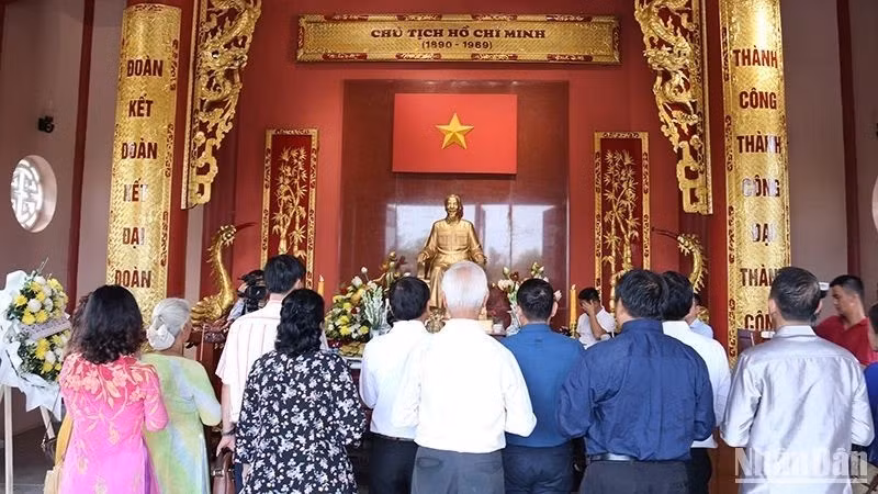 Церемония воскурения благовоний в честь 134-й годовщины со дня рождения Президента Хо Ши Мина в Лаосе. Фото: Чинь Зунг