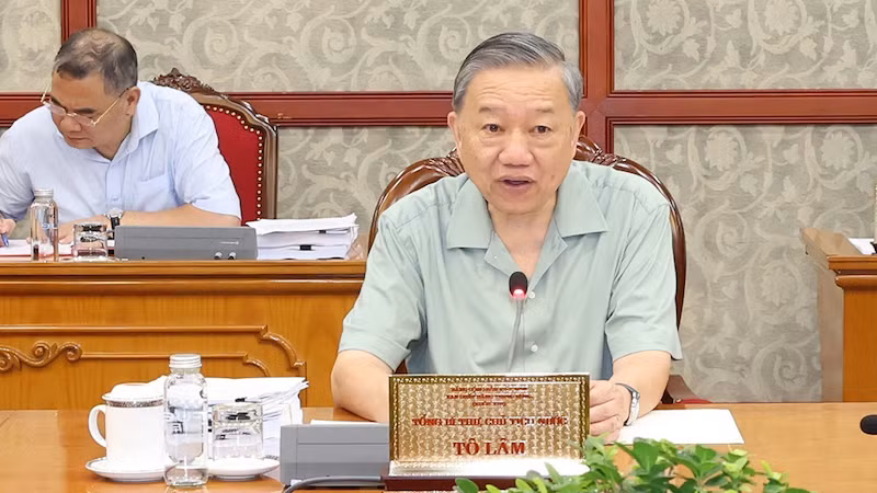 Генеральный секретарь ЦК КПВ, Президент То Лам выступает на заседании.