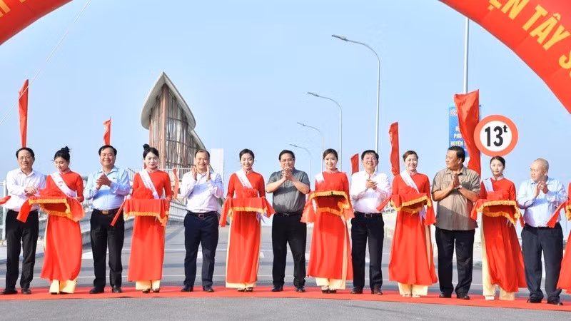 Церемония открытия проекта строительства плотины Фуфонг в уезде Тэйшон. Фото: Тхань Жанг