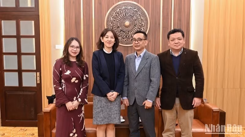 Руководители газеты «Нянзан» и начальник политического отдела Посольства Японии во Вьетнаме Огава Мэгуми. Фото: Буй Жанг