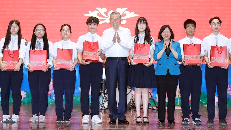 Генеральный секретарь ЦК КПВ и учители, учащиеся средней школы спецшколы Ханой – Амстердам. Фото: ВИА