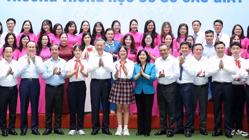 Генеральный секретарь ЦК КПВ То Лам и учители, учащиеся средней школы Каужэй. Фото: ВИА