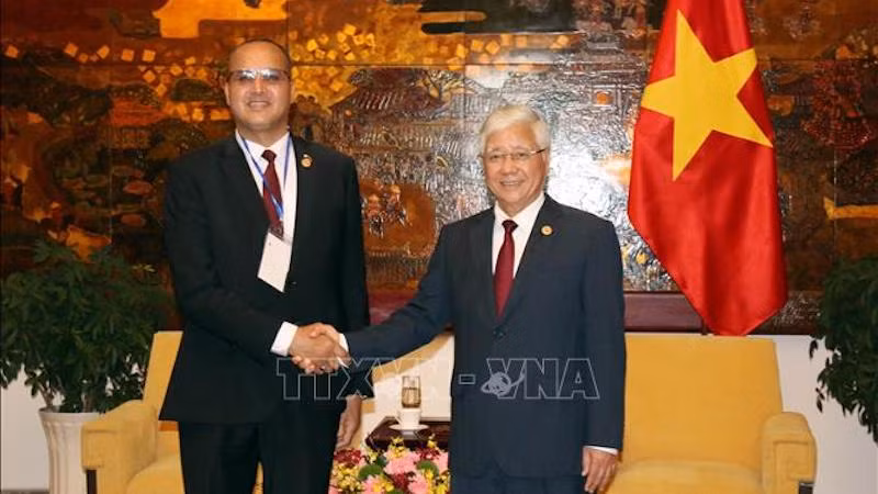 Товарищ До Ван Тьиен и член Политбюро ФНО Бенсалем Мохамед. Фото: ВИА