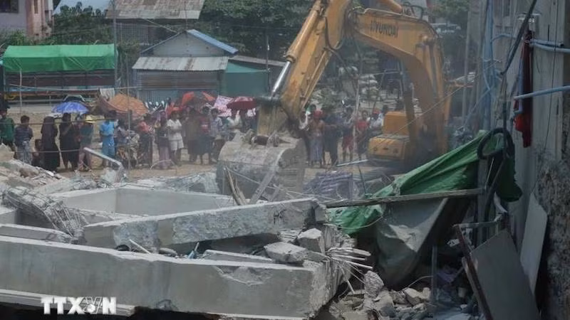 Поисково-спасательные команды ищут пропавших без вести после землетрясения в Мандалае, Мьянма. Фото: Синьхуа/ВИА