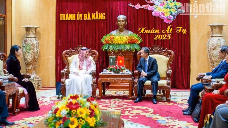 Секретарь парткома города Дананг Нгуен Ван Куанг принимает Посла Саудовской Аравии.