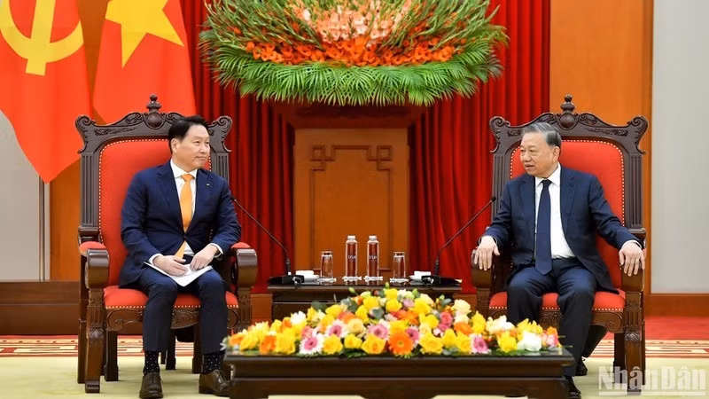 Генеральный секретарь ЦК КПВ То Лам и председатель корпорации SK Чхве Тхэ Вон. Фото: Данг Кхоа