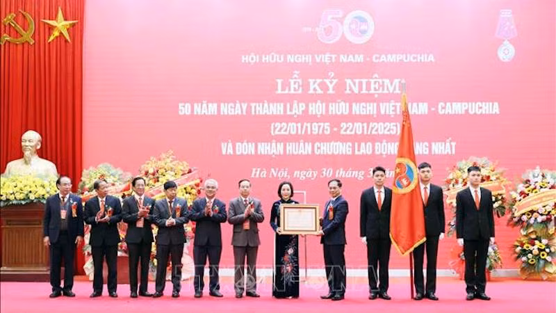 Вице-премьер, Министр иностранных дел Буй Тхань Шон вручает Орден труда 1-й степени Обществу вьетнамско-камбоджийской дружбы. Фото: ВИА