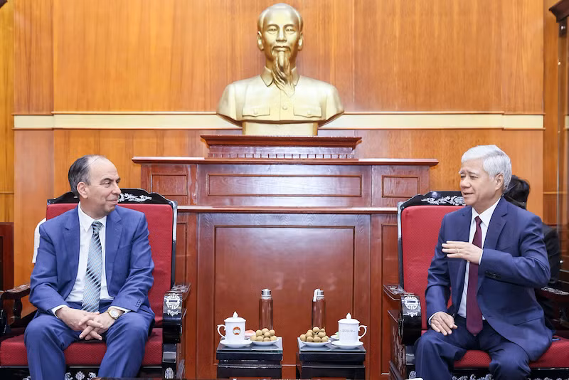 Товарищ До Ван Тьиен и Посол Рохелио Поланко Фуэнтес. 