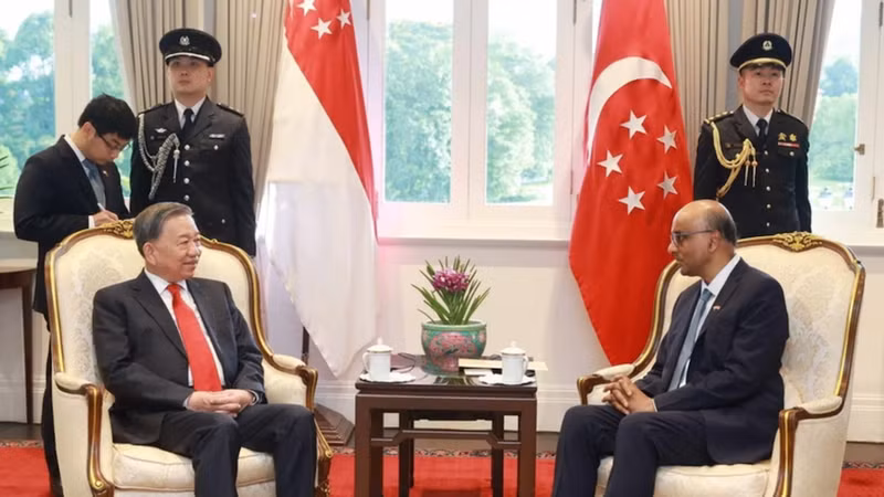 Генеральный секретарь ЦК КПВ То Лам и Президент Сингапура Тарман Шанмугаратнам. Фото: ВИА