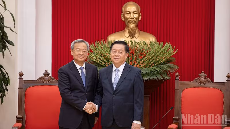 Товарищ Нгуен Чонг Нгиа и главный редактор газеты «Жэньминь жибао» Чэнь Цзяньвэнь. Фото: Шон Тунг