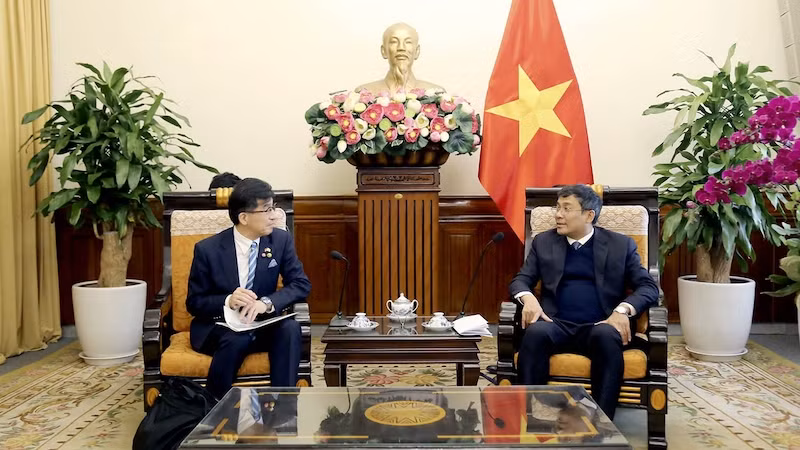 Постоянный замминистра Нгуен Минь Ву и мэр города Фукусима Кохата Хироси. Фото: baoquocte.vn