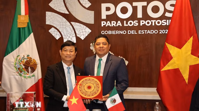 Председатель Народного комитета провинции Биньзыонг Во Ван Минь и губернатор штата Сан-Луис-Потоси Рикардо Гальярдо Кардона. Фото: ВИА