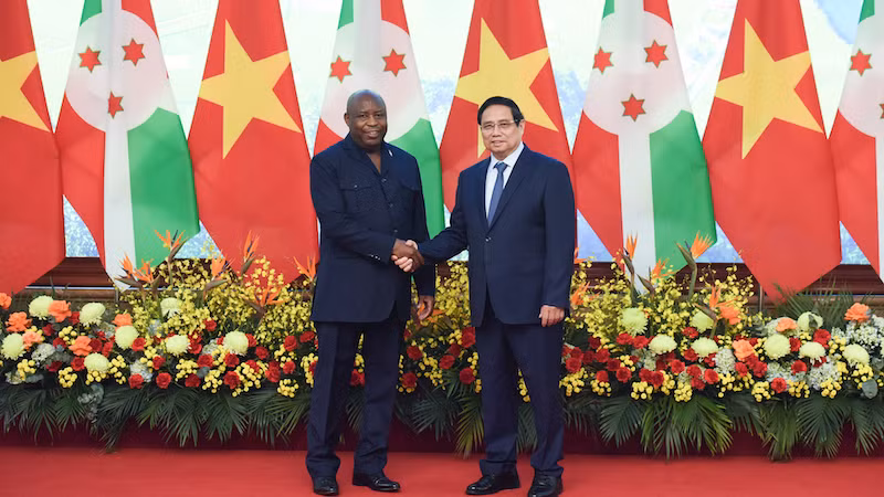 Премьер-министр Фам Минь Тьинь и Президент Бурунди Эварист Ндайишимийе. Фото: Чан Хай