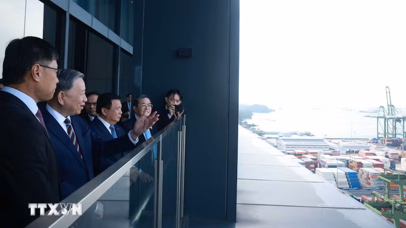 Генеральный секретарь ЦК КПВ посещает порт Паси Панджанг. Фото: ВИА Генеральный секретарь ЦК КПВ посещает порт Паси Панджанг. Фото: ВИА