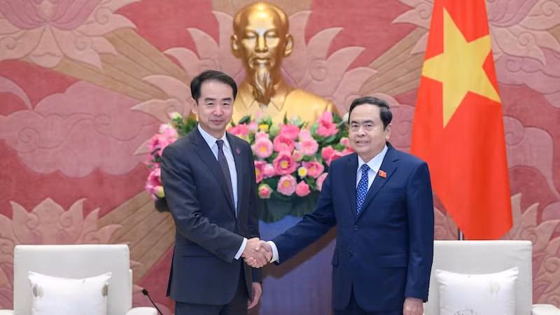 Председатель НС Чан Тхань Ман и Посол Китая во Вьетнаме Хэ Вэй. Фото: Зюи Линь