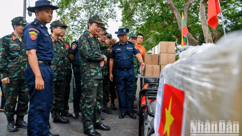 Отряд спасателей ВНА вручает гуманитарную помощь Мьянме. 