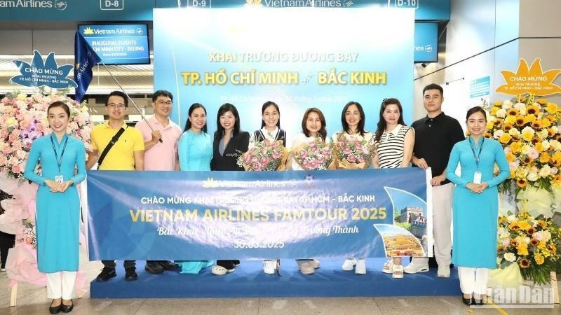 Vietnam Airlines дарит цветы пассажирам первого рейса г. Хошимина в Пекин.
