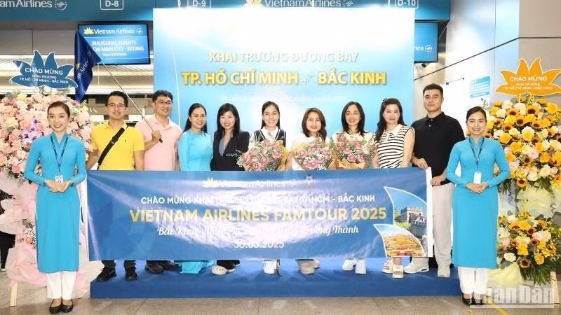 Vietnam Airlines дарит цветы пассажирам первого рейса г. Хошимина в Пекин.