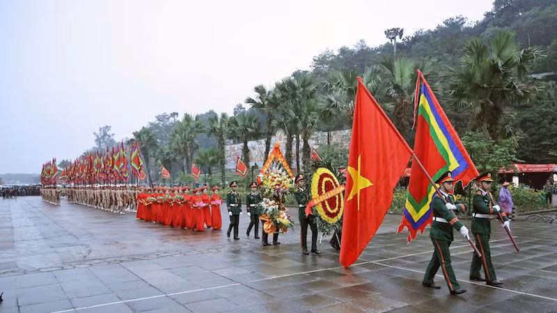 Делегация Партии и Государства. Фото: Нгок Лонг