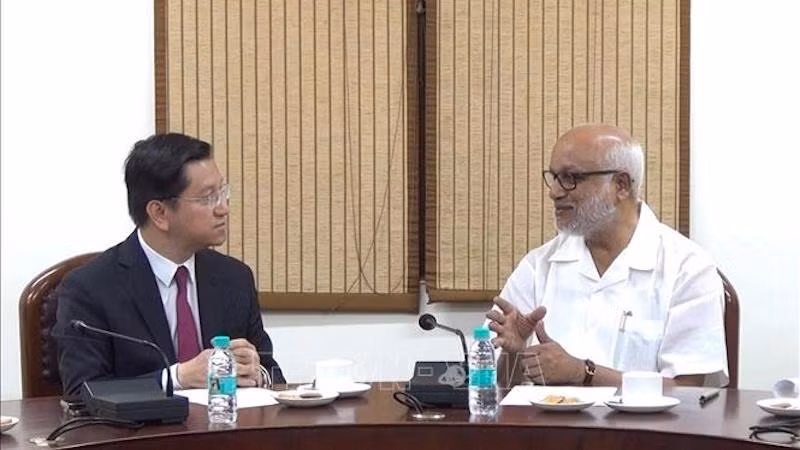 Посол Вьетнама в Индии Нгуен Тхань Хай и Генеральный секретарь Коммунистической партии Индии (марксистской) М.А. Бэби. Фото: ВИА