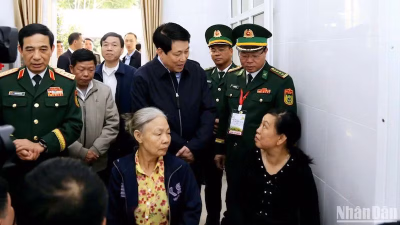 Президент Лыонг Кыонг посещает медицинский пункт общины Патан.