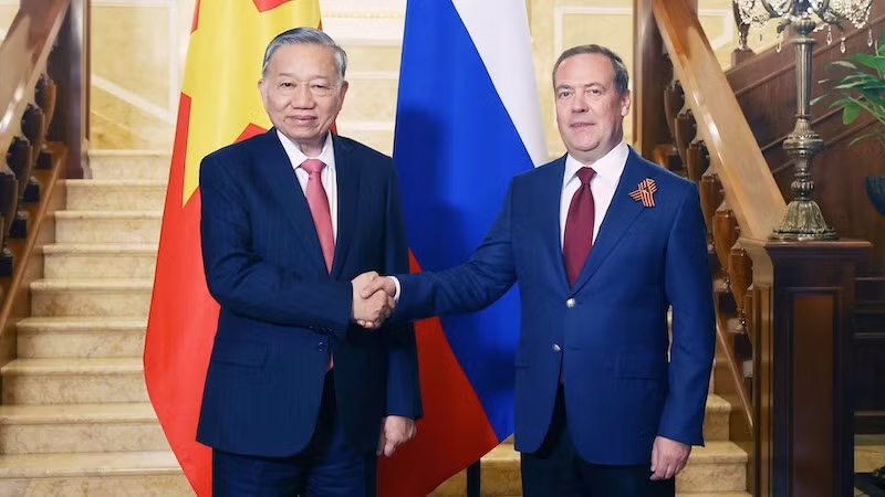 Генеральный секретарь ЦК КПВ То Лам и Зампредседателя Совета Безопасности России Дмитрий Медведев. Фото: ВИА 