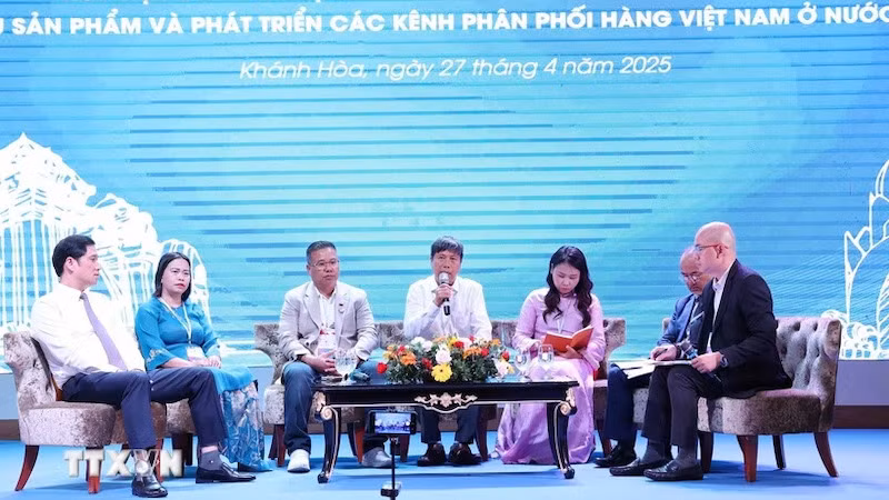 Дисскусия на конференции по подведению итогов 5 лет (2019-2024) реализации проекта «Мобилизация вьетнамцев за рубежом для участия в представлении, потреблении продукции и развитии каналов сбыта вьетнамских товаров за рубежом». Фото: ВИА